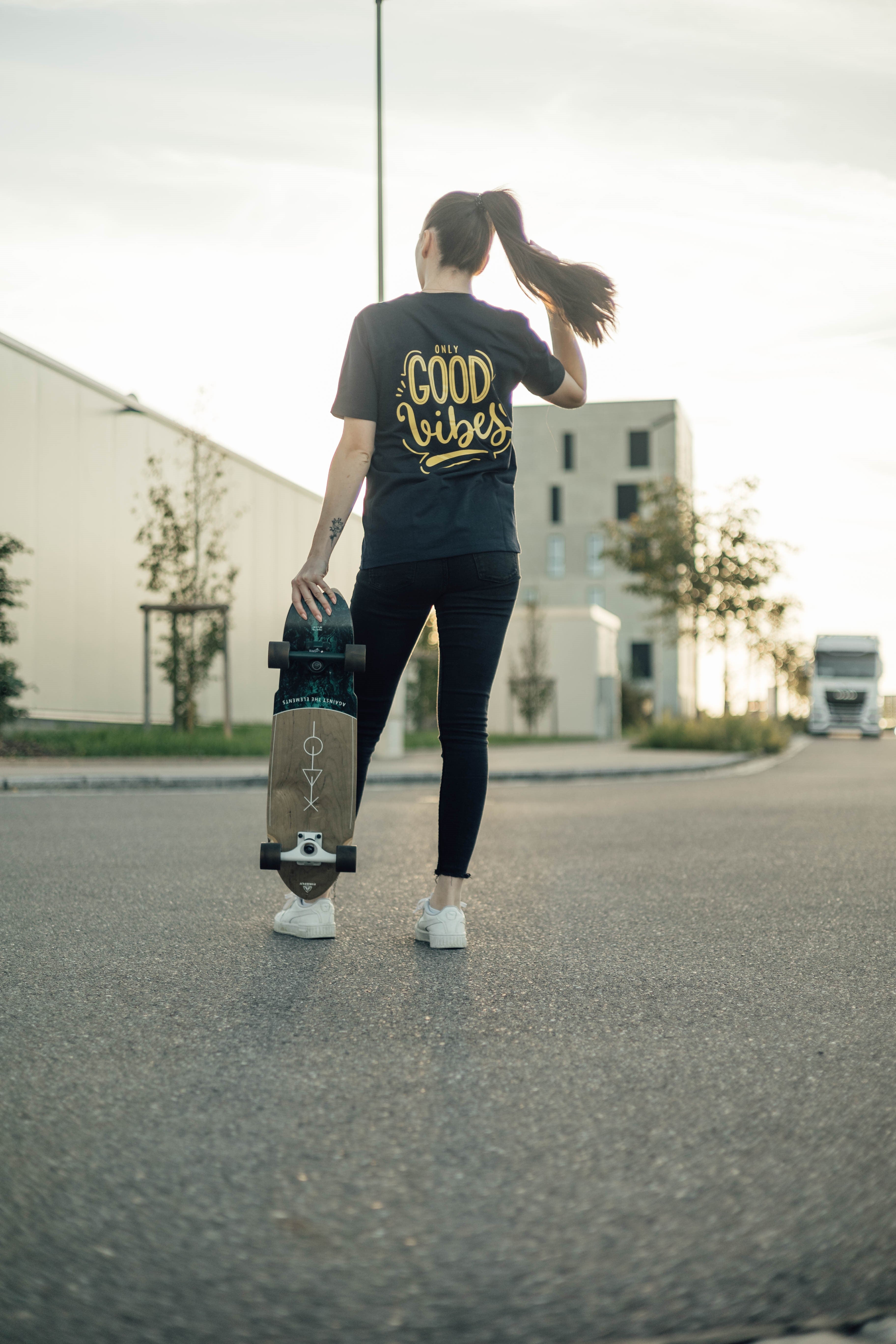 Damen T-Shirt, Longboard, Sonnenuntergang, braune Haare, langer Zopf, Asphalt, Weiße Sneaker, Veganes Shirt, Vegan, Oversize, Loose Fit